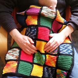 Upcycling: Patchwork-Decke aus Wollresten häkeln oder stricken